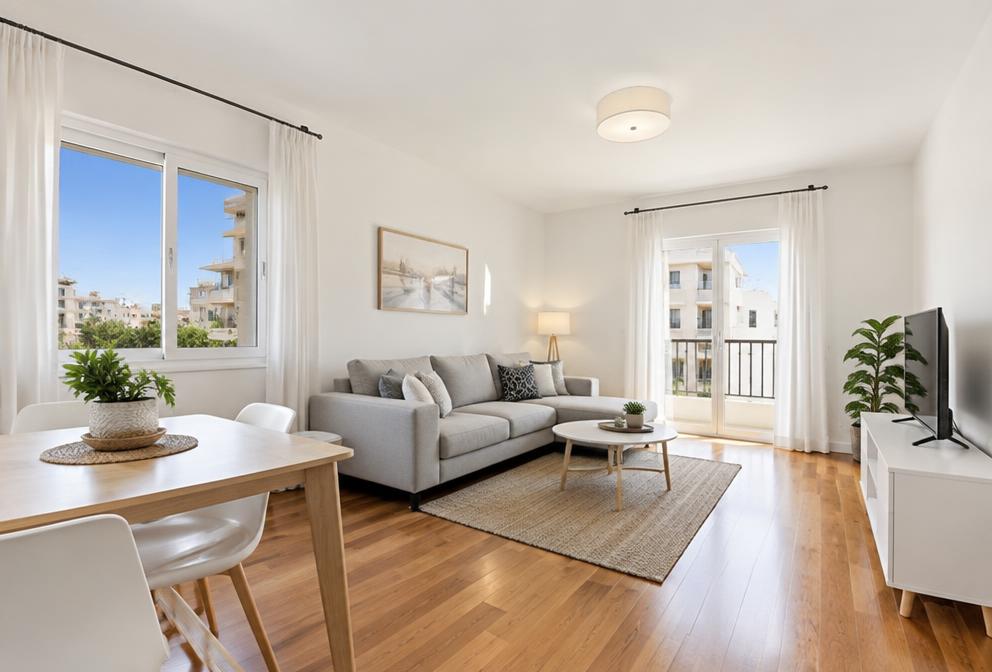Salón de vivienda con mantenimiento integral realizado en Barcelona